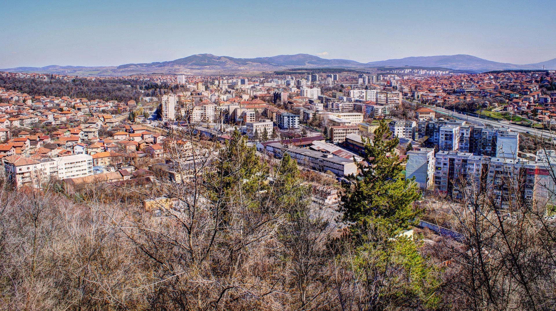 Панорама към Перник и Пернишката котловина от крепостта Кракра